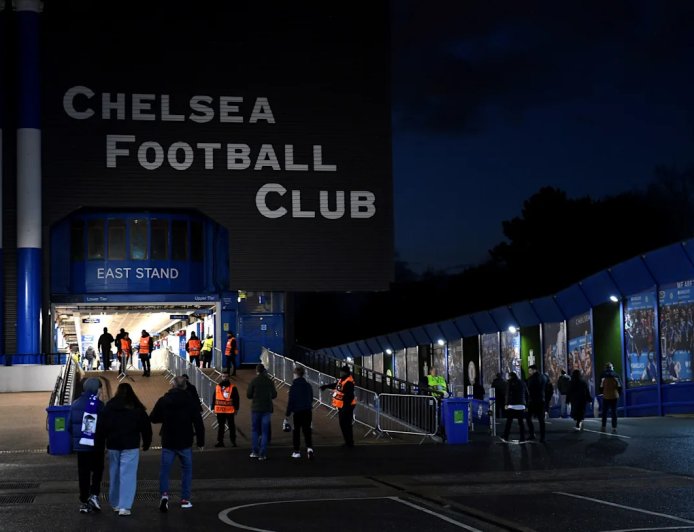 Top transfer insider leaves Chelsea off list of clubs chasing experienced Premier League defender