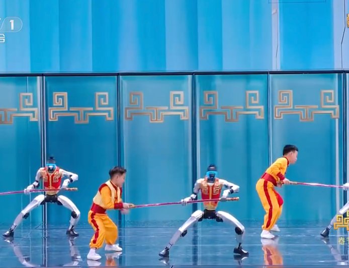 宇树机器人春晚后台排练花絮公开，H2 身着大圣重甲脚踏“筋斗云”亮相