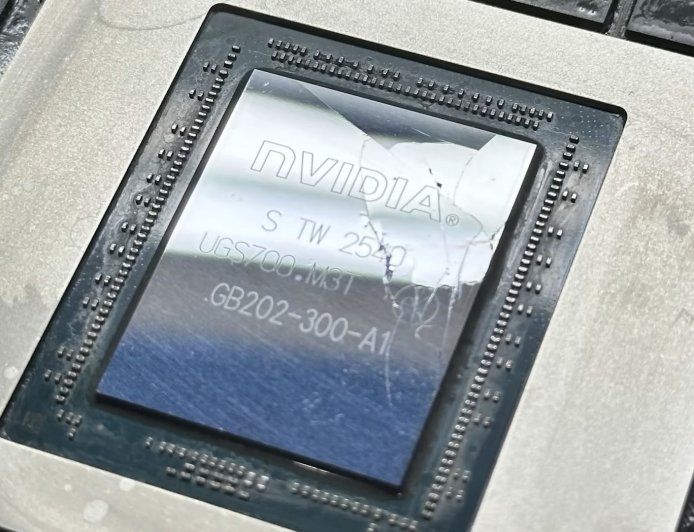 顶级RTX 5090极限超频不堪重负 GPU核心直接开裂