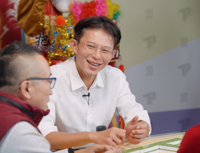 新春限定！民眾黨大咖「湊一桌」　黃國昌笑談賭博罪定義