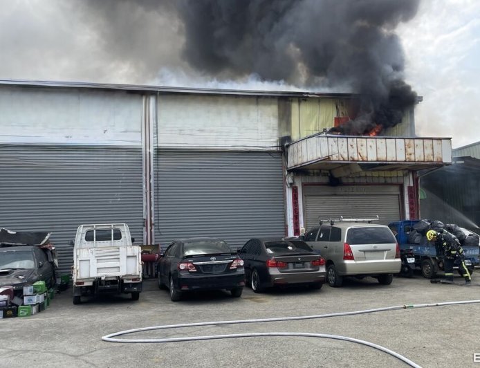 快訊／台中鐵皮屋汽修廠突起無名火　濃煙狂竄警消馳援搶救