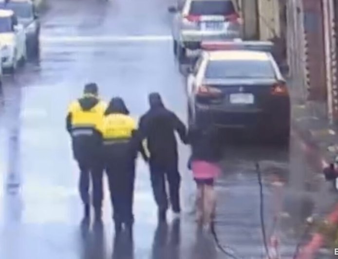 婦人低溫下瑟瑟發抖　瑞芳警向店家借衣物助返家