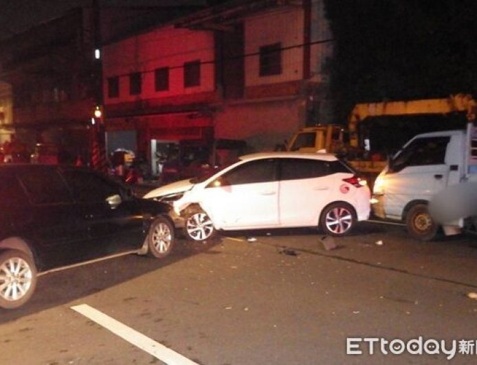 小貨車違停害出事！白車閃避開到對向逆撞　4車連環撞釀3傷