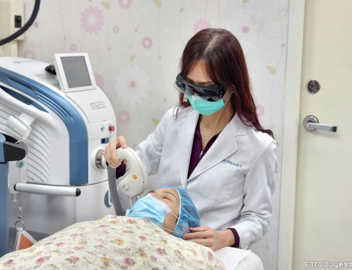 滑手機追劇追到眼睛張不開　醫揭乾眼症警訊