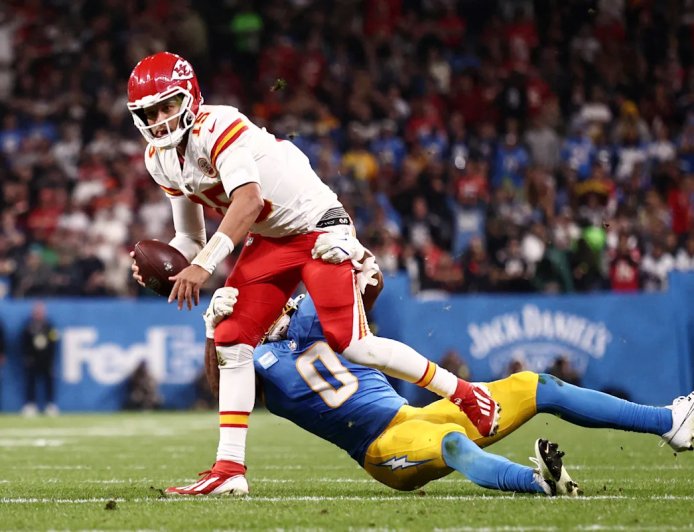 Chiefs News 2/19: Mahomes restructure was a desperate move by Chiefs