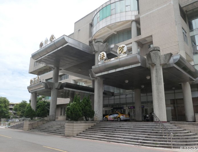 苗栗無賴男家門口狂揮西瓜刀　瞎扯「趕蒼蠅」法官打臉判罰