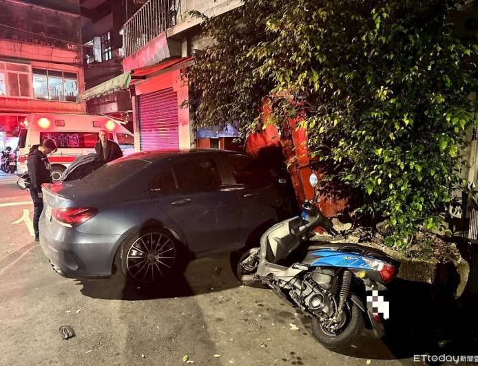 賓士A35「半顆頭」失蹤畫面曝！失控撞進民宅...警當場抓喪屍