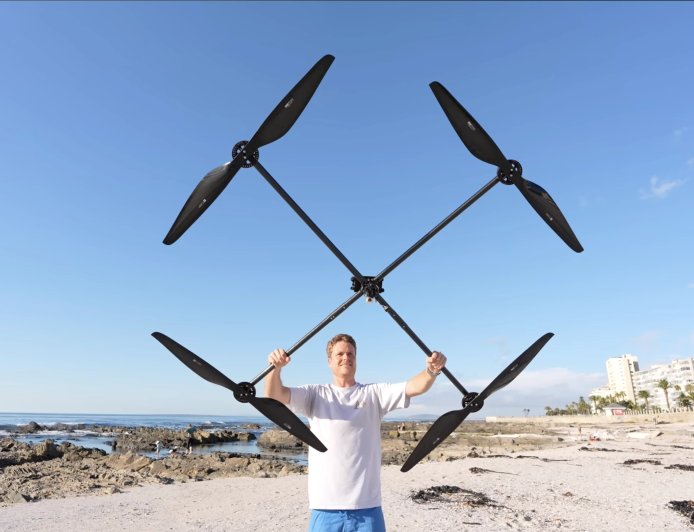 南非父子打造全球最高效四轴无人机 单次充电盘旋3.5小时创纪录