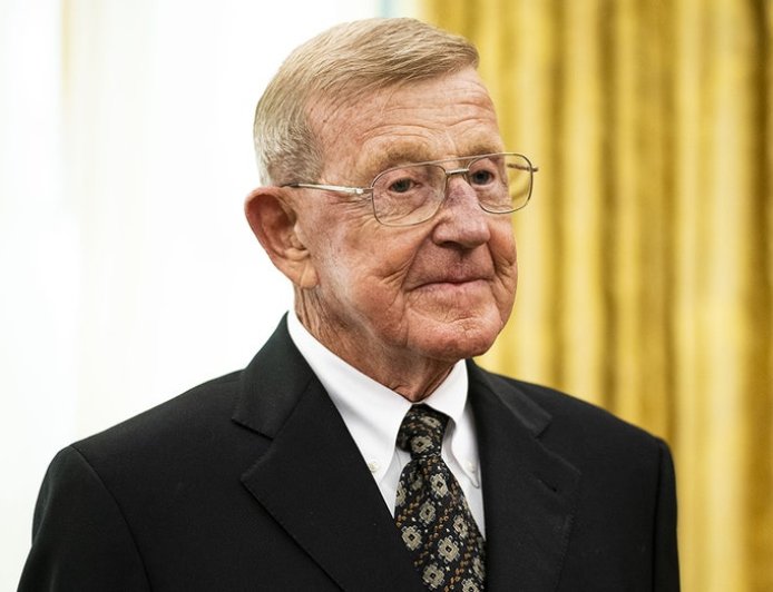 Legendary college football coach Lou Holtz dead at 89