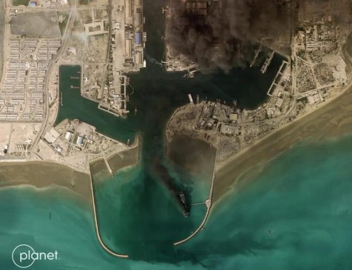 伊朗海军即将覆灭？美军挨个点名，12万吨改装航母燃起大火