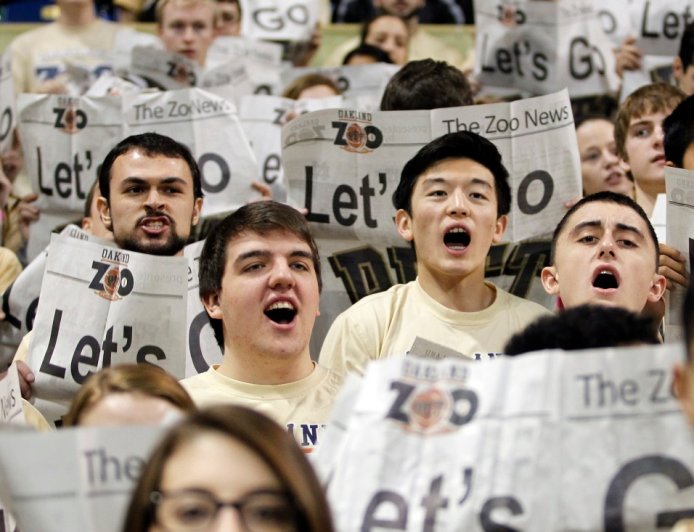 College Basketball Fan Turns Free Throws Into '90s Karaoke Night