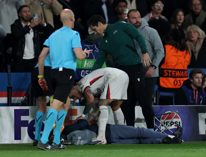 😳 Scuffle in Paris: Chelsea star shoves ball boy