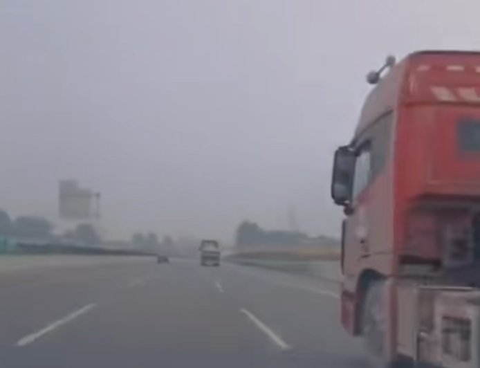 奔驰E300车主过度信任智驾 以为会自动减速结果撞上变道货车