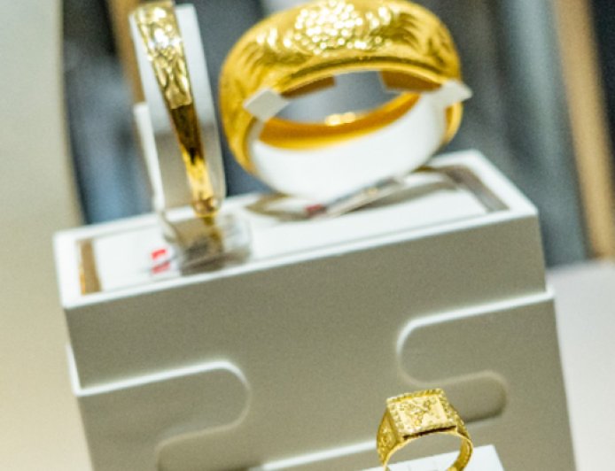 金价围绕5000美元关口震荡，老庙黄金足金饰品连续六天下跌