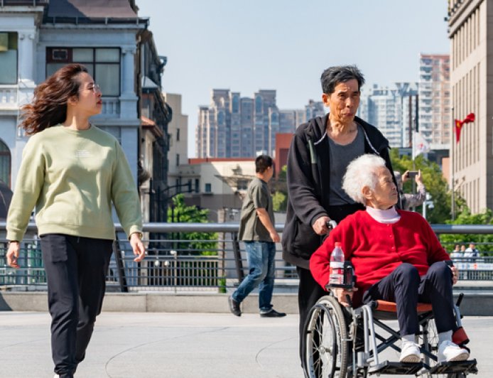 长护险三年全国铺开，银发产业迎来“支付底座”