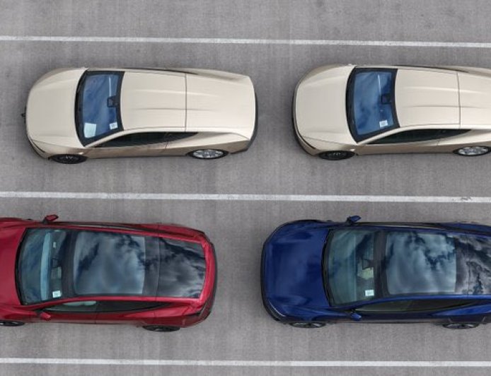 特斯拉 Cybercab 与 Model Y 同框，体型差异一目了然