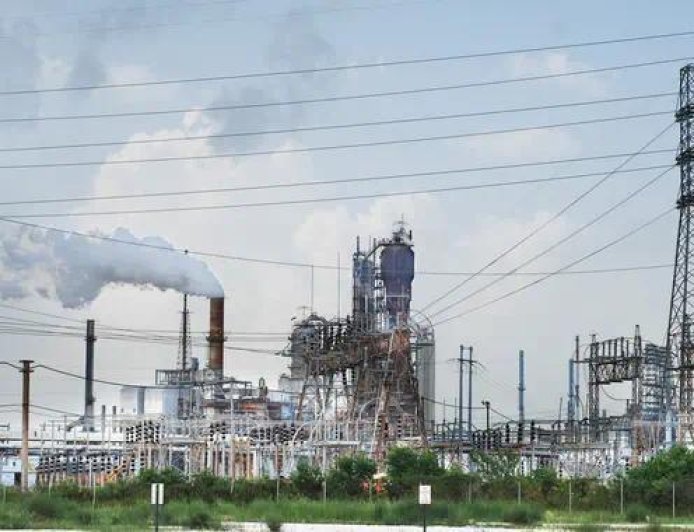 缺 30 万焊工！美国百年炼油厂关停，军舰排队 9 年修不了