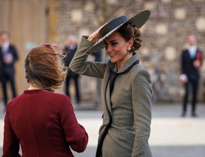 凱特王妃遇大風攪局　手壓帽子防出糗