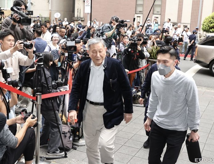 沈慶京哭窮求降保金　自爆向前經濟部長張家祝借3500萬