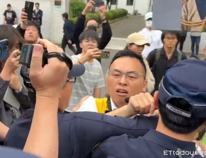 柯文哲遭判17年...新黨游智彬法院外砸水球　和員警爆衝突