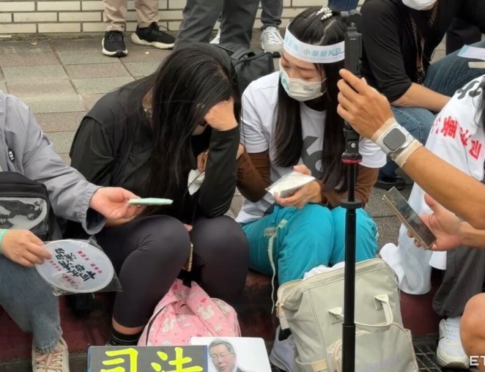 快訊／柯文哲重判17年　北院外小草院哭泣拭淚