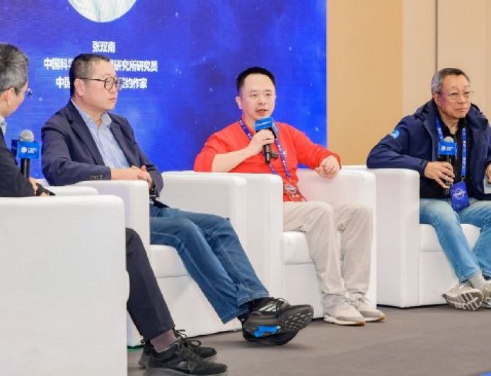 周鸿祎对话刘慈欣：人类不发展 AI 将导致文明停滞，“百亿智能体”将成新物种