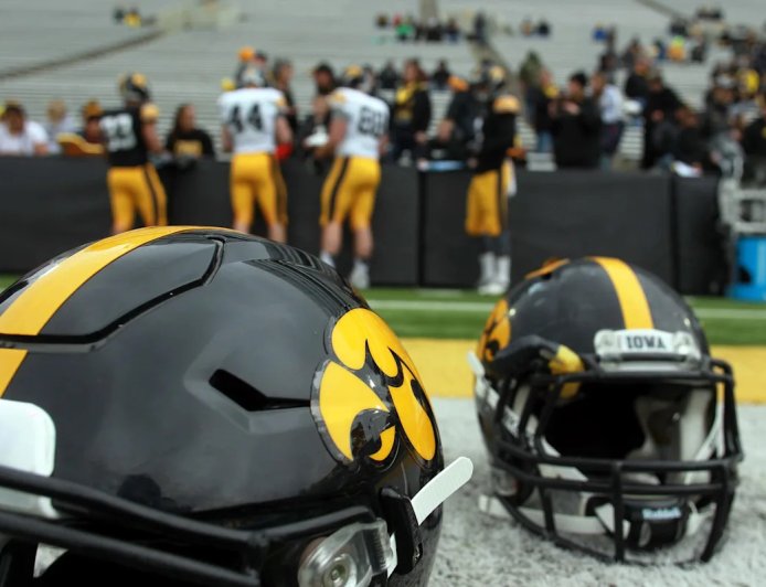 Iowa football lands commitment from defensive lineman Tommy Riordan