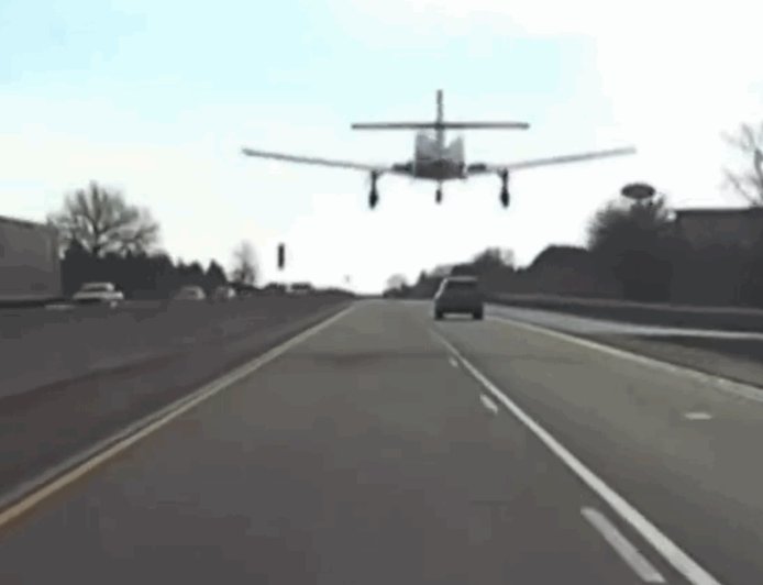 现实版GTA 美国一架飞机在公路上紧急迫降 后车拍下惊险全程