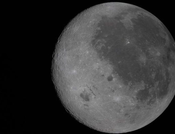 美国载人飞船成功绕过月球背面，人类正式打破“近地局限”