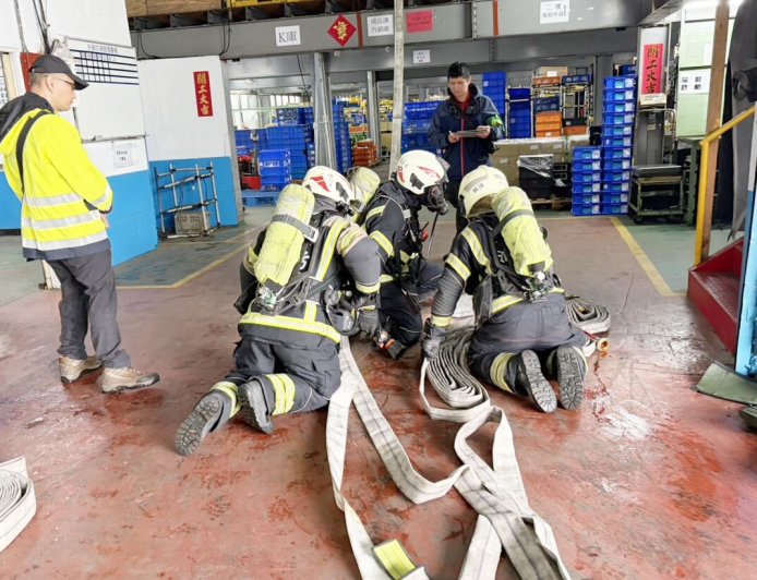 模擬大型倉儲火災！桃園消防局結合機械工廠　提升火警應變力