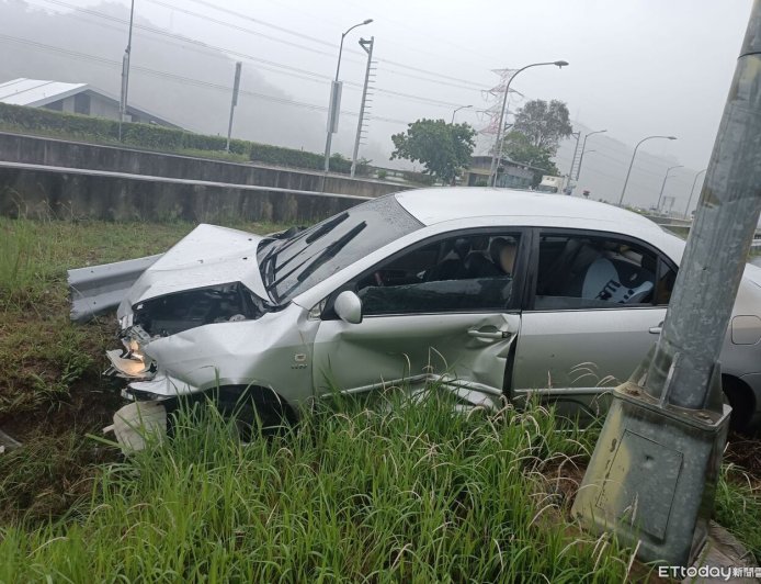 疑雨天路滑失控！國6草屯段小客車遭撞衝出邊坡　車頭全毀畫面曝