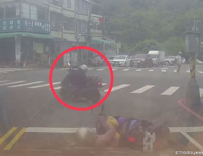 台中2嬤車禍像耍特技！她緊抓龍頭變「騎哈雷」　挨撞的竟先閃