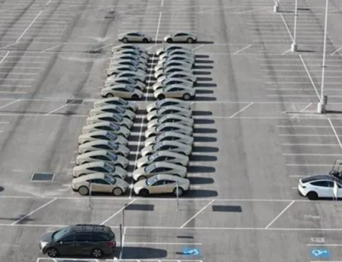 超50辆特斯拉Cybercab现身得州工厂 部分已进行碰撞测试 4月启动批量生产