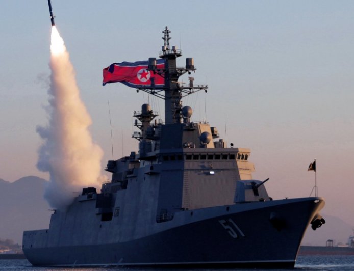 朝鲜海军“崔贤”号驱逐舰进行武器系统试验