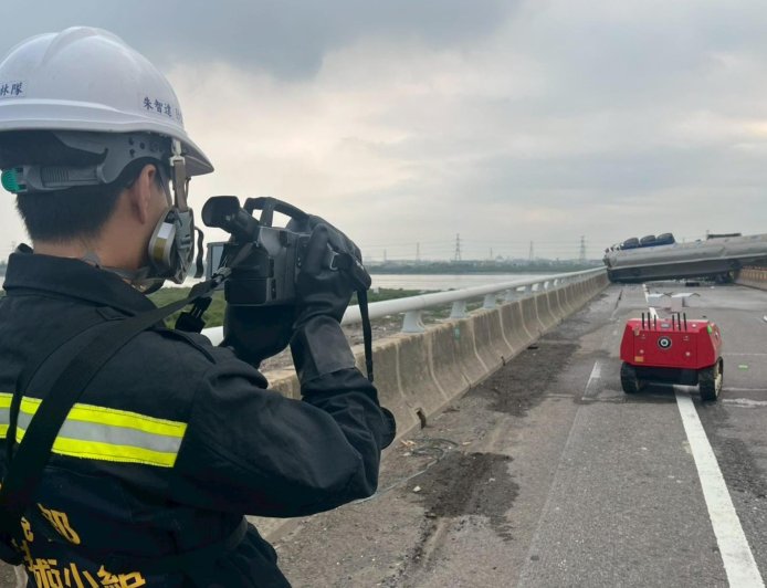 台61線醋酸甲酯槽車翻覆　化學署「履帶式偵檢機器人」深入危險熱區