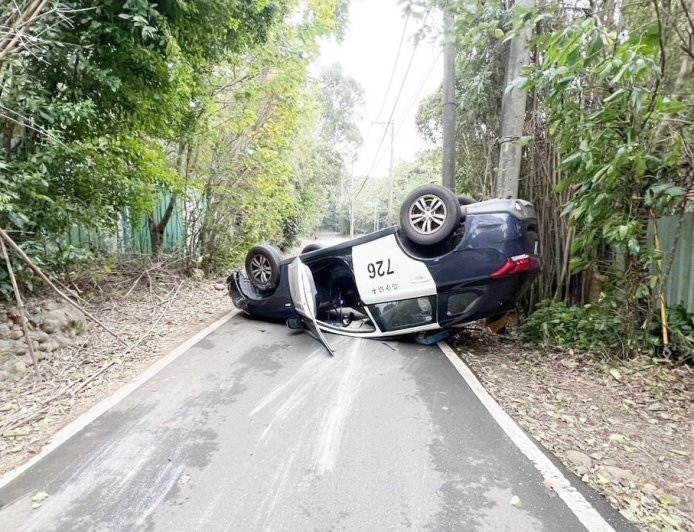 通緝犯開贓車拒檢！瘋狂逃逸撞翻警車　抄出一堆毒這下慘了