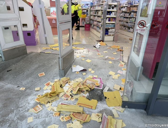 寶雅員工拒借充電器！23歲男店門口點火燒金紙　超扯畫面曝