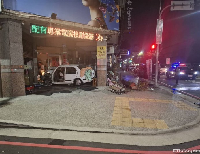 自小客撞BMW失控衝進修配廠！還鏟翻4機車　駕駛受困腳骨折