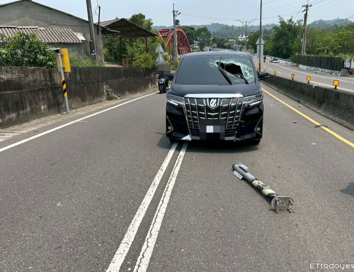 快訊／酒駕男撞安全島！標誌桿斷頭噴砸阿法　前擋破大洞畫面曝