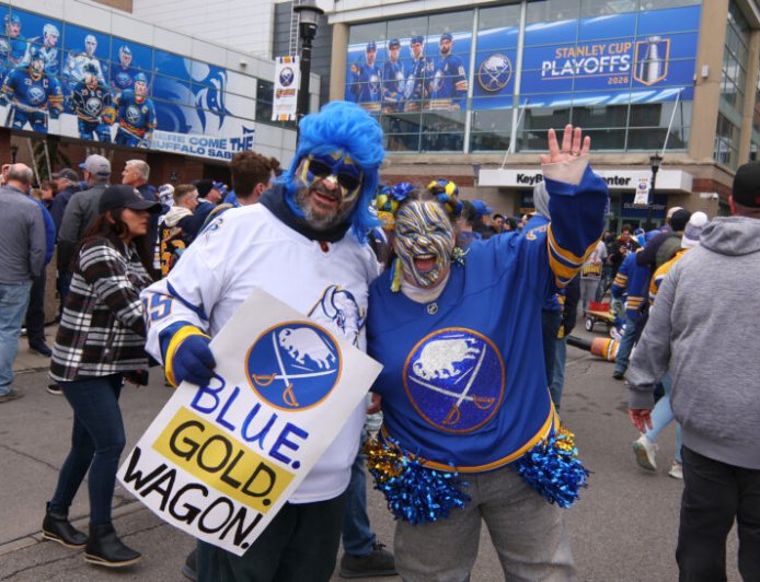 Buffalo crowd sings ‘O Canada’ in powerful moment after mic failure