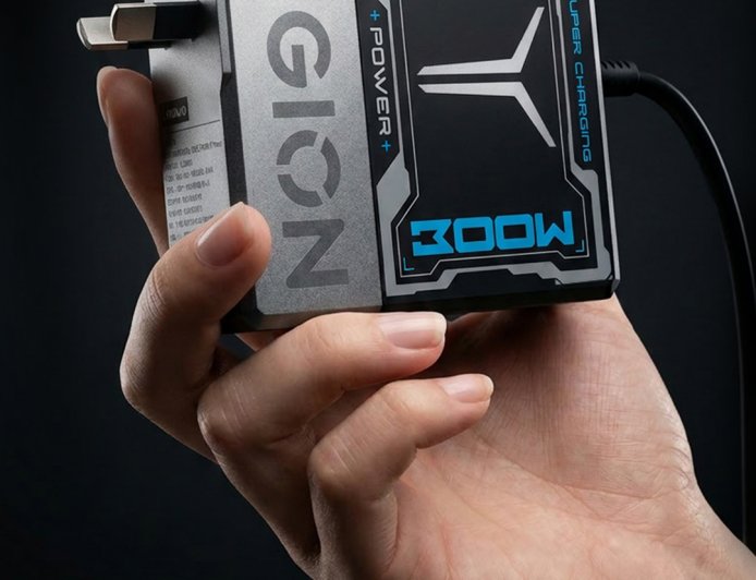 联想拯救者 300W 原厂适配器 5 月 19 日发布，带线重量不到一斤