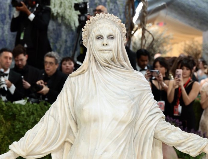 Heidi Klum Is Unrecognizable in Veiled Lady Look at the 2026 Met Gala
