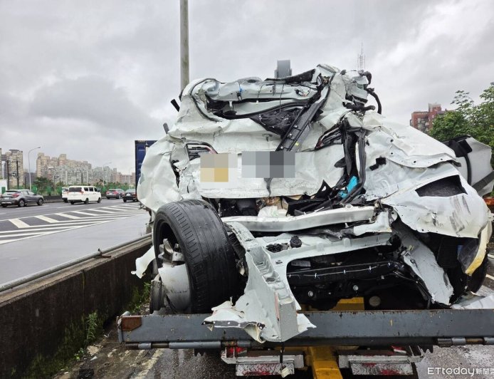 國1特斯拉自撞等救援　遭聯結車追撞車尾全爛！駕駛站旁邊擦挫傷