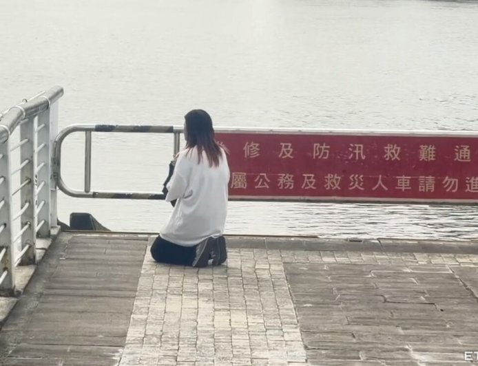 男大生救人失蹤！姊大稻埕河岸旁跪地苦等　同窗好友趕赴現場祈禱