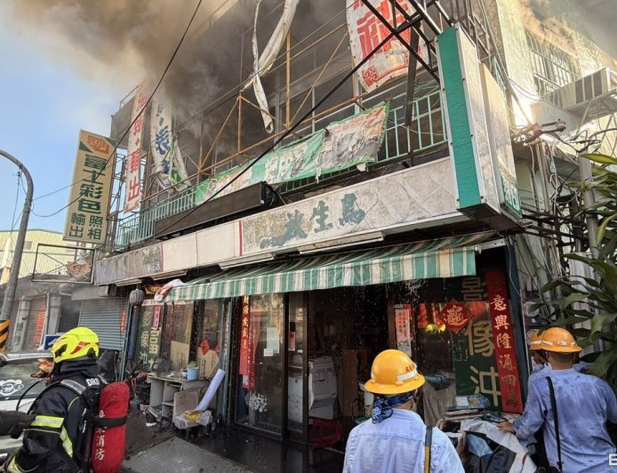 屏東枋寮住宅突冒火煙！　2樓狂燒1小時