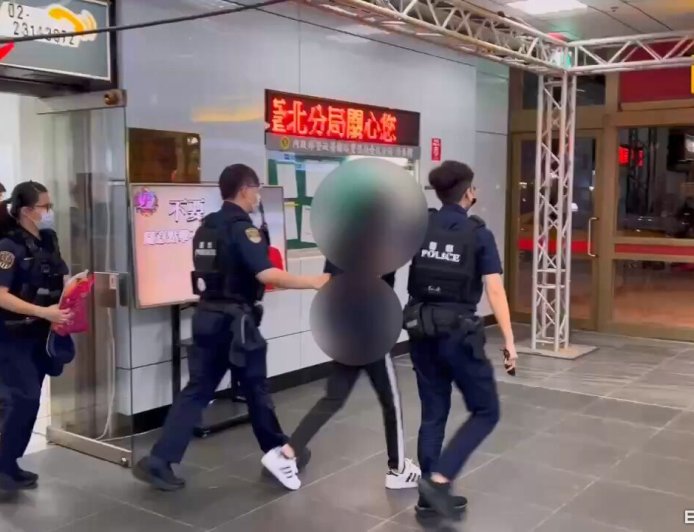 北車驚見旅客亮刀揮舞！20歲男與阿伯衝突竟拔刀...警4分鐘逮人
