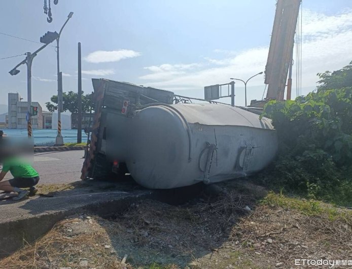 驚險畫面曝！曳引車載石灰「整台翻過去」　出動雙吊車救援