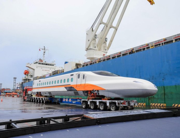 高鐵最新日本N700ST車抵高雄港　2027年7月投入營運