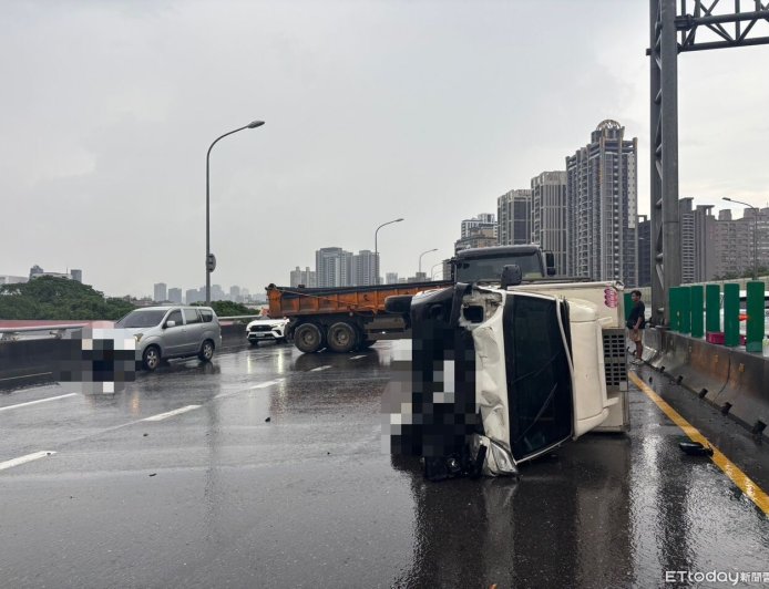 快訊／新北瞬間大雨！台65高架2車擦撞　小貨車撞分隔島側翻